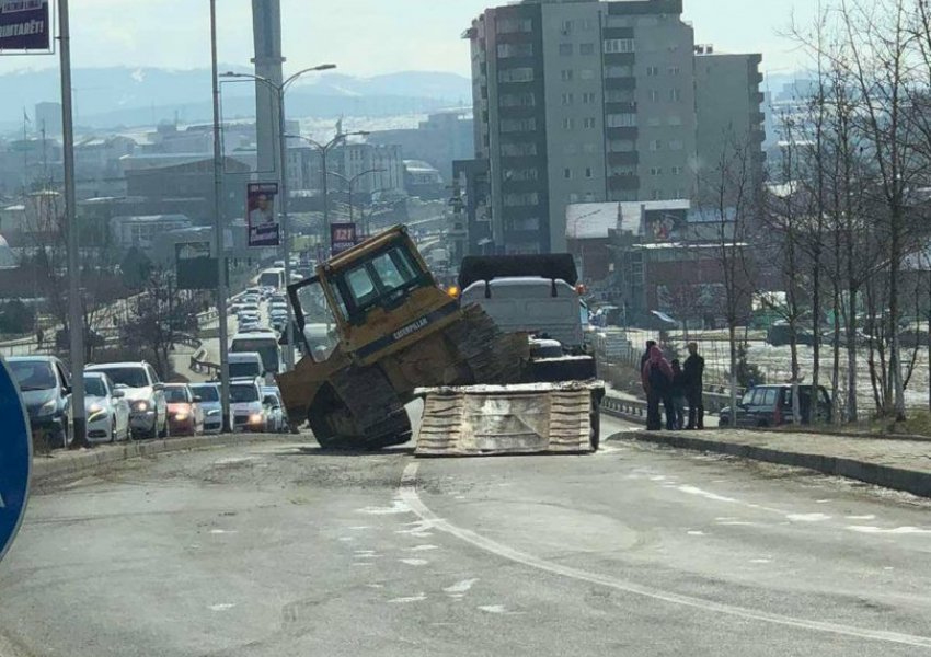 Bllokohet rruga në Prishtinë/ Bie eskavatori dhe pamundësohet lëvizja e automjeteve