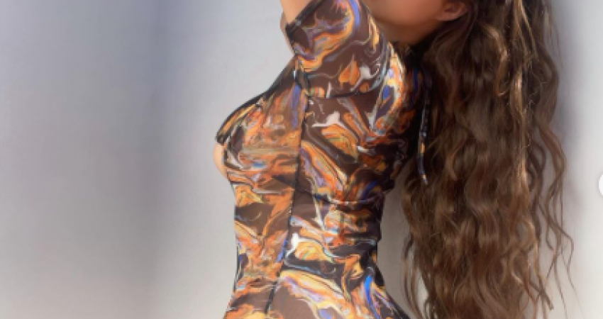 Demi Rose tregon format trupore me fustanin transparent