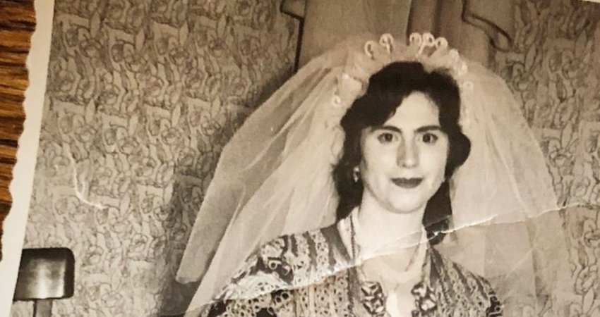 Publikohet një fotografi e rrallë e gjyshes së Dua Lipës në ditën e dasmës së saj