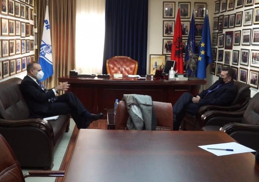 Ambasadori i OSBE takim me Mediun, në fokus situata e zgjedhjeve