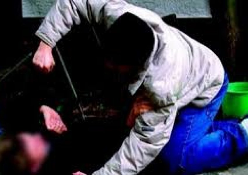 Rrahje e paparë në Laprakë: 6 burra rrahin shpërndarësin e drogës