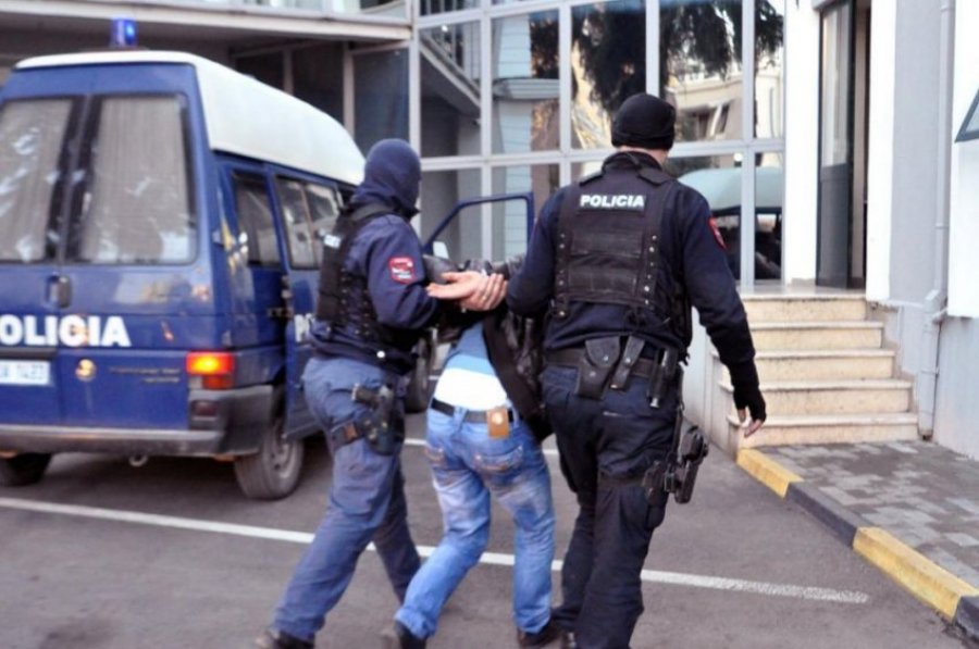EMRAT/ Po çonin me autobus refugjatë në Shkodër, dy të arrestuar