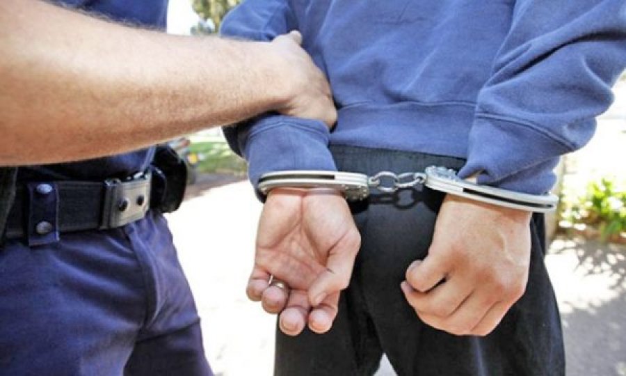 Tentoi të transportonte përtej kufirit 4 persona me dokumente false, arrestohet 34-vjeçarja në Durrës