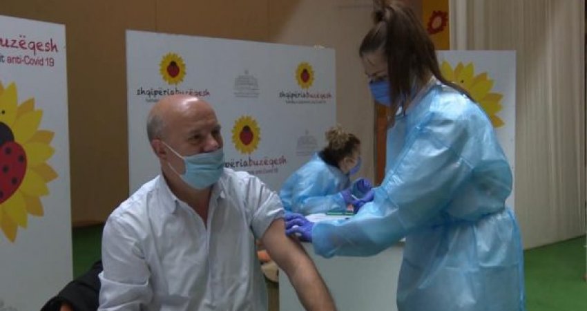 Vazhdon në Kukës vaksinimi i mjekëve nga Kosova