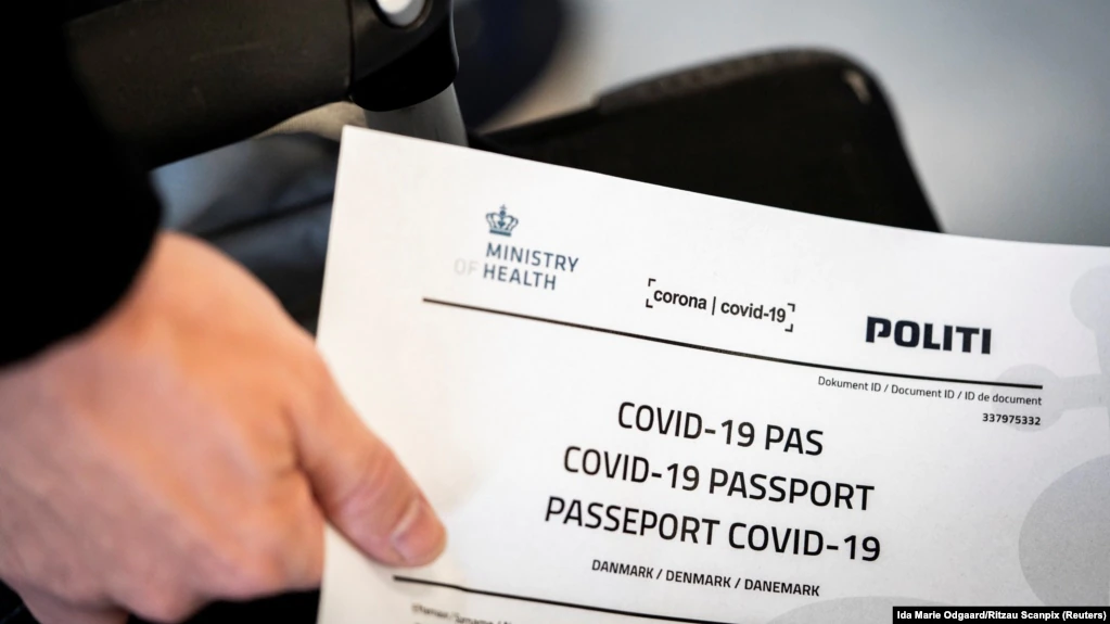 A do të ju duhet “pasaporta e vaksinës” për të udhëtuar?