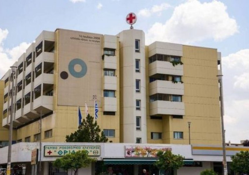 Greqi/ Hidhet nga kati i tretë i spitalit mjeku me COVID-19