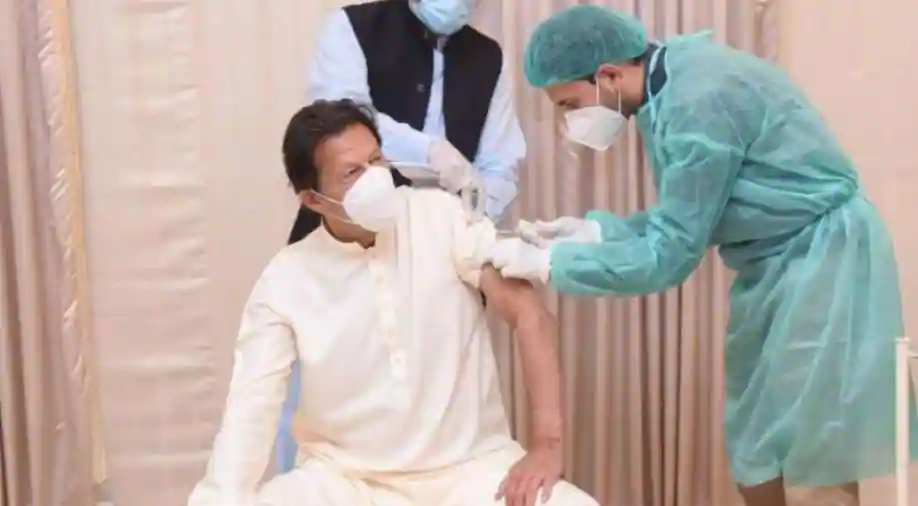 Mori vaksinën kineze ‘Sinopharm’, Kryeministri i Pakistanit infektohet me COVID-19