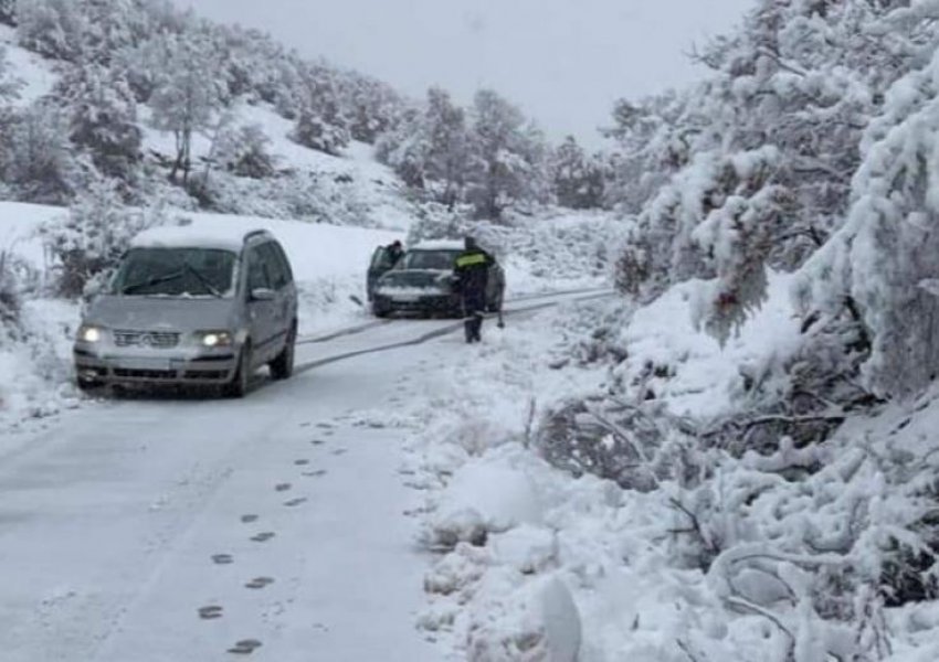 Dëborë në Korçë, ja si është gjendja e rrugëve, probleme edhe me furnizimin me energji