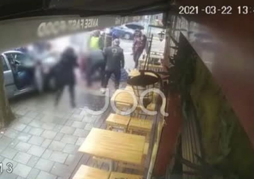 VIDEO/ Makina përplas nënën me djalin, pamje të rënda nga aksidenti në ‘Don Bosko’  