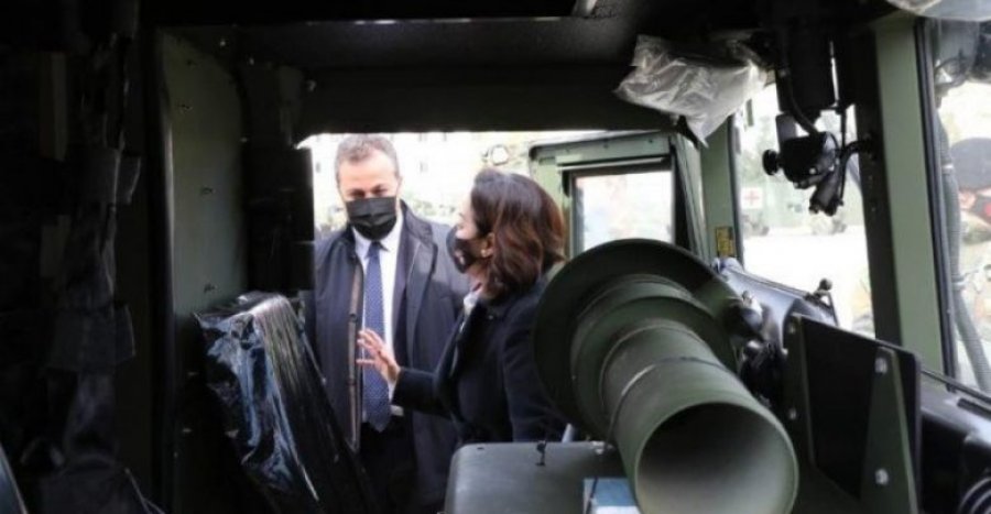 SHBA i dhuron 29 mjete të blinduara ushtrisë shqiptare, Kim: Jam krenare për ju