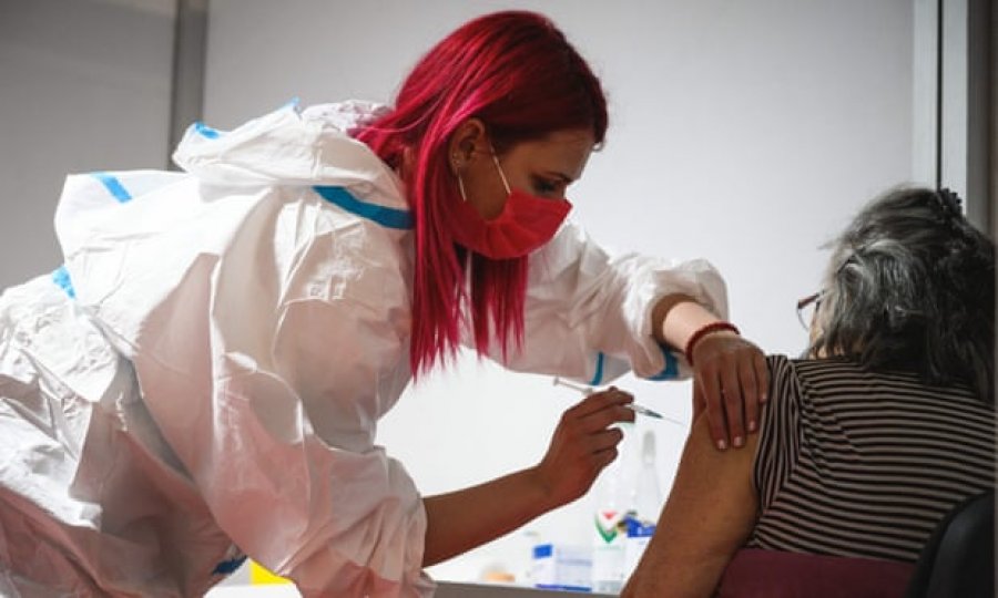 'Ju lutem, bëjeni vaksinën': Frikëra dhe dyshime shfaqen në Serbi