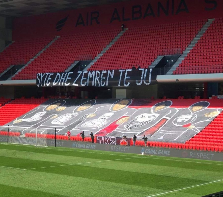 Përballja me Anglinë: Tifozët Kuq e Zi në stadium me banderolën emocionese