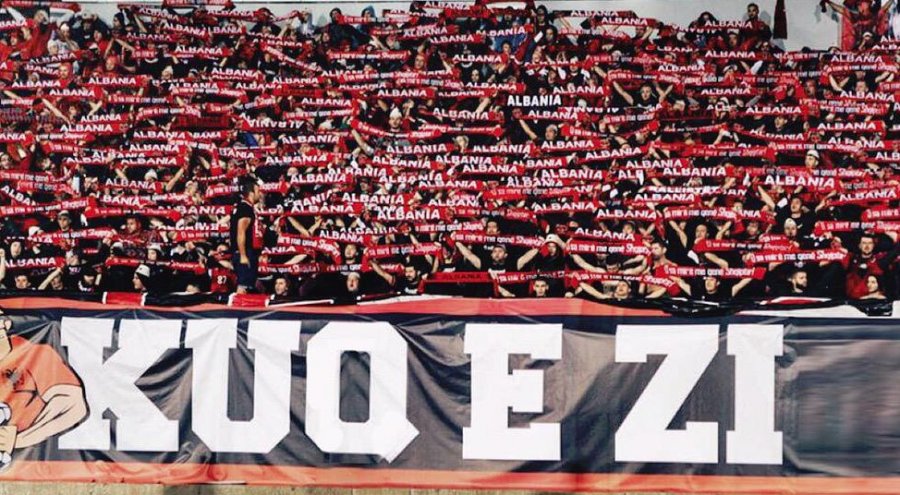 Nuk u lejuan në stadium, ‘TKZ’ shpalosin banderolën emocionuese në ‘Air Albania’