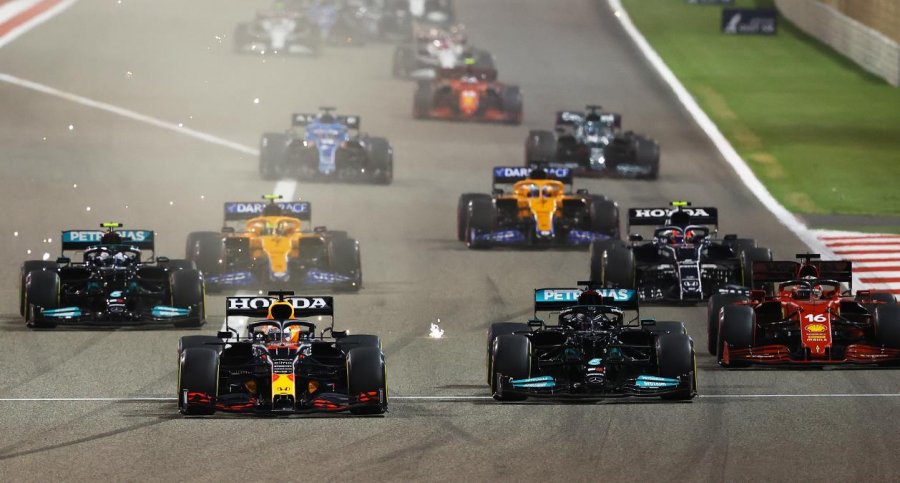 Formula 1/ Hamilton e nis si kampion, fiton garën e parë të sezonit të ri