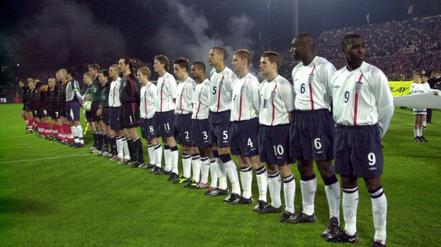 Anglia poston foton e 20 viteve më parë nga stadiumi ‘Qemal Stafa’