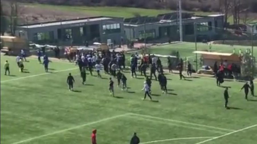 VIDEO/ Dhunë në futbollin e moshave, sherr masiv në fushë mes lojtarëve pas golit të Teutës