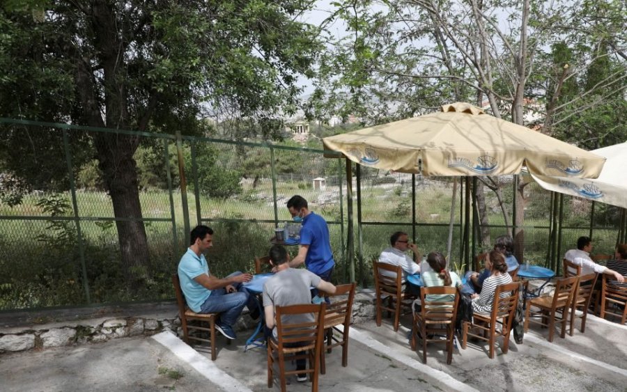 Greqi, hapen kafenetë dhe restorantet për shërbim në natyrë