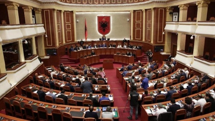 Miratohen ndryshimet në Kodin Rrugor/ Çfarë duhet të dinë  shoferët, nga kolaudimi te gjobat…