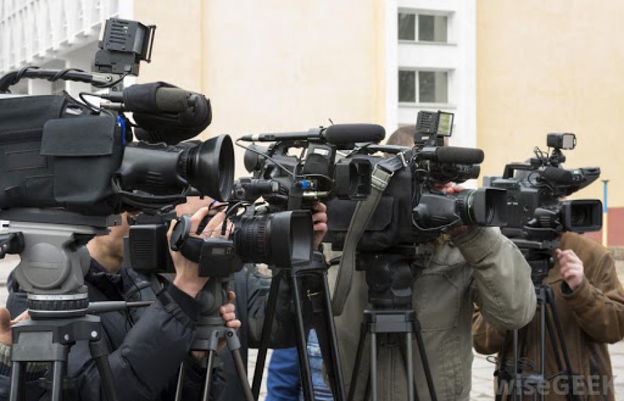 Në Shqipëri ulet numri i mediave, por rritet i gazetarëve