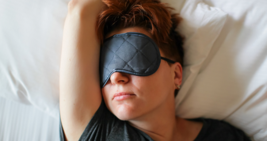 Kjo teknikë e gjumit do t’ju ndihmojë të zgjoheni më lehtë