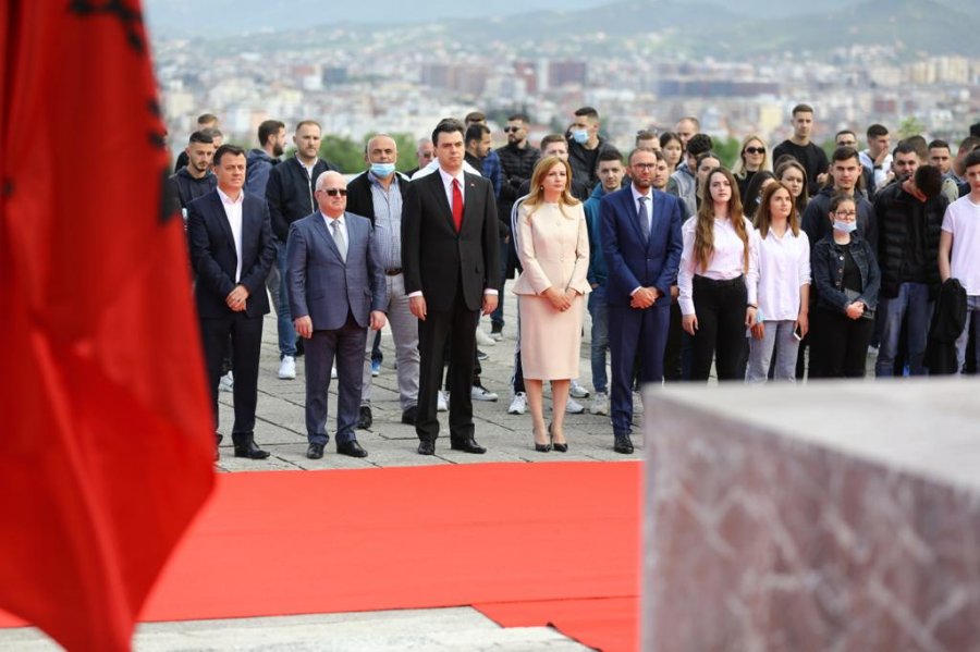 FOTO/ Basha nderon dëshmorët e Atdheut, heronjtë e demokracisë dhe të luftës në Kosovë