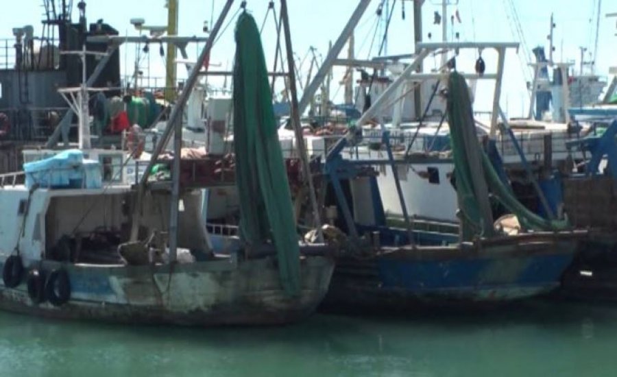 Nuk ka më peshkatarë shqiptarë/ Turqit dhe egjiptianët po mbajnë në det flotën e peshkimit