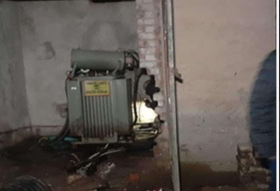 Berat/ Banorët pa energji, kabina elektrike mori flakë nga foletë e dallëndysheve