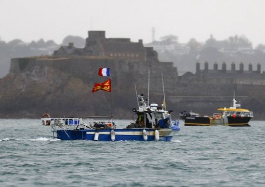 Përplasja Francë-Britani për të drejtat e peshkimit, Boris Johnson largon anijet luftarake