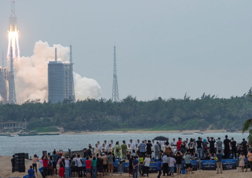 Kina thyen heshtjen dhe flet për rrezikun e rënies në tokë të raketës së tyre