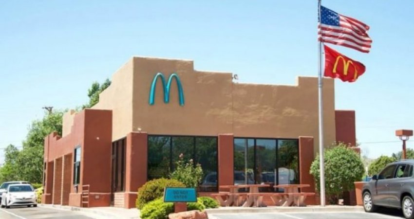 Vetëm një restorant i McDonald’s në botë ka një logo ndryshe nga të tjerët, dhe arsyeja është e çuditshme!