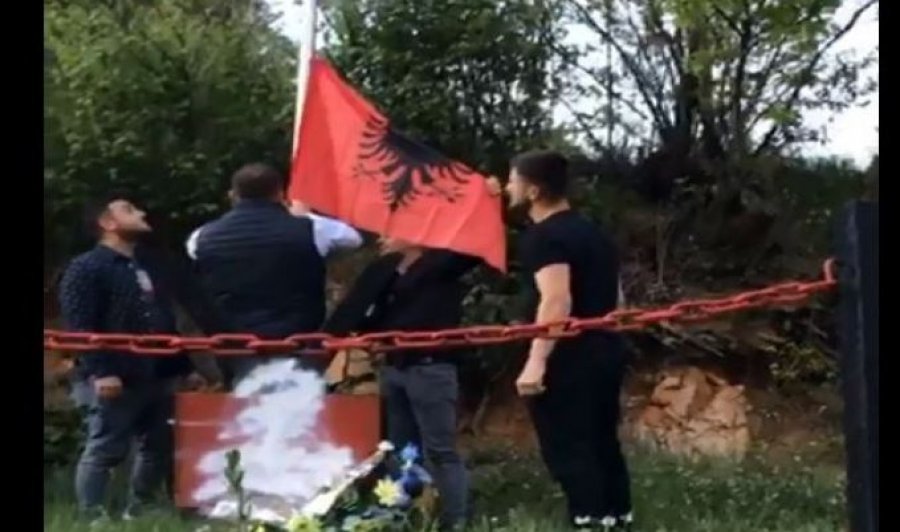 Provokimi i Serbisë, hiqet flamuri shqiptar nga lapidari i dëshmorit