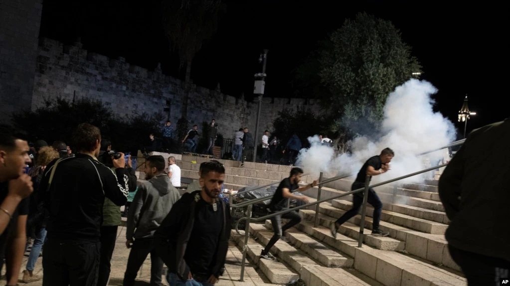 Jeruzalem/ 136 të plagosur në përleshjet mes myslimanëve dhe policisë izraelite   