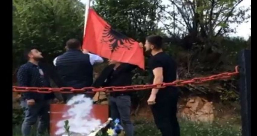 Provokim i rëndë: Momenti kur serbët heqin flamurin kombëtar nga lapidari i një dëshmori (Video) 
