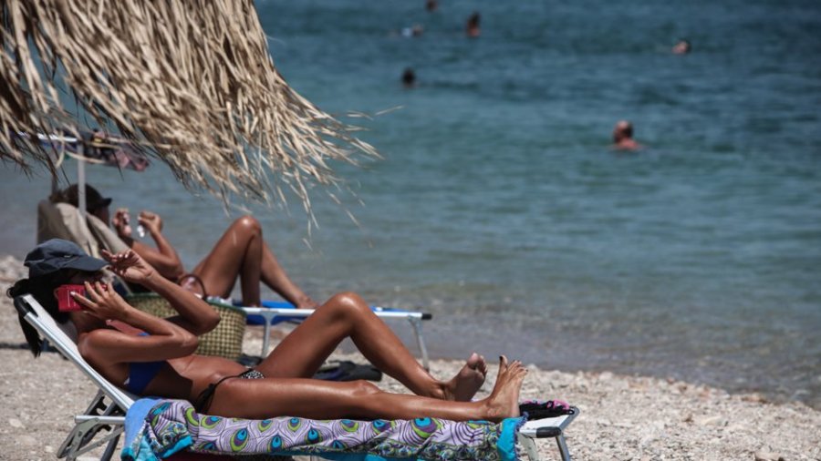 Greqia hap plazhet, pa nisur ende sezoni turistik