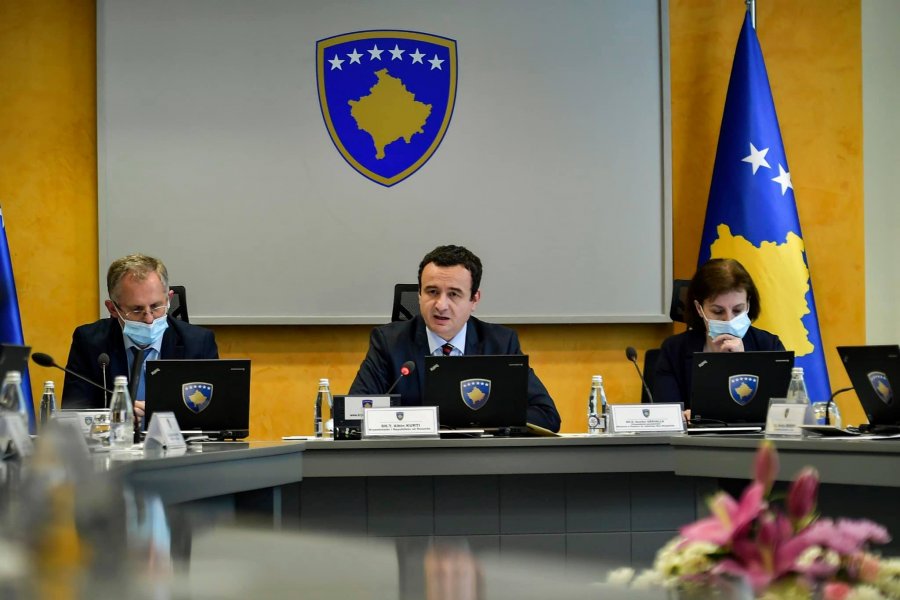 Kurti firmos vendimin: Shtetasve nga Shqipëria nuk do t'u kërkohet leje pune në Kosovë