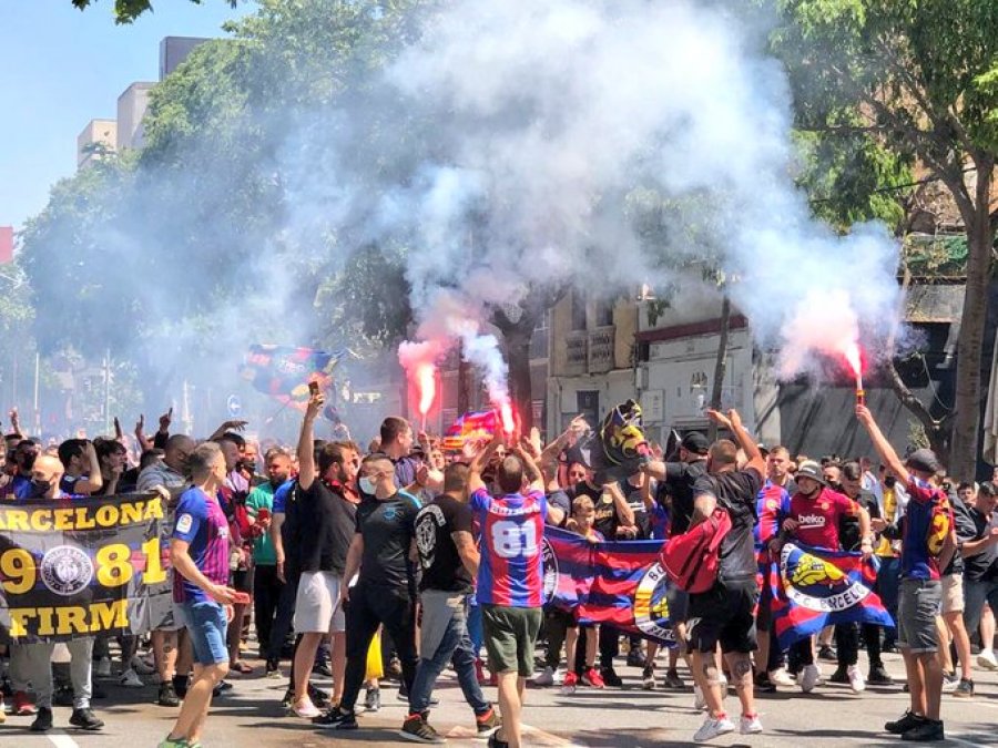 VIDEO/ Sfida vendimtare për titullin kampion, tifozët e Barçës marshojnë drejt  'Camp Nou'