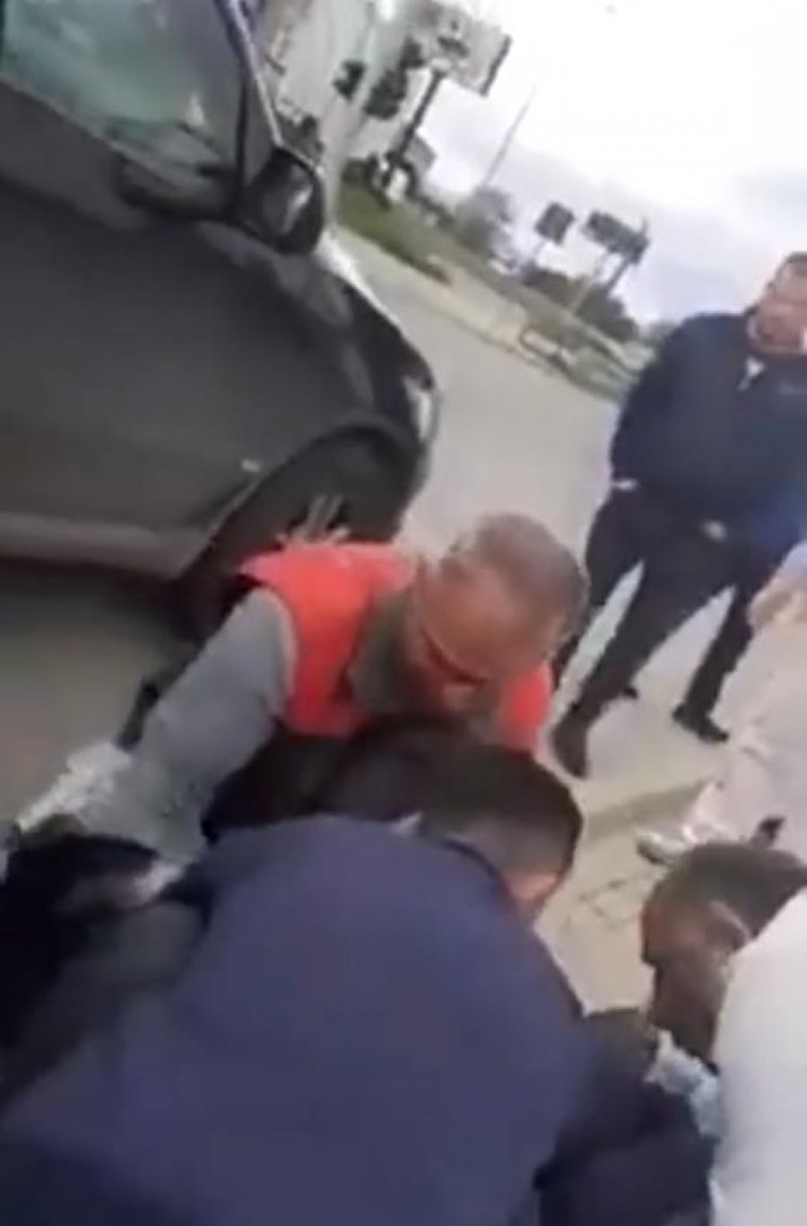 VIDEO/ Pamje nga aksidenti i rëndë në Pejë, momenti kur nxirret vajza e plagosur