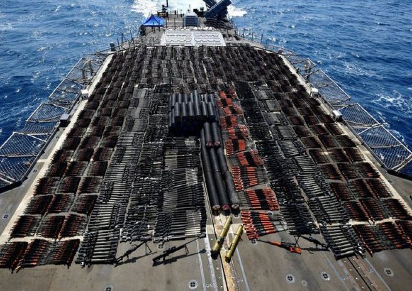 'Raketa ruse, mitraloza dhe pushkë kineze', marina amerikane sekuestron ngarkesën e armëve në Detin Arabik