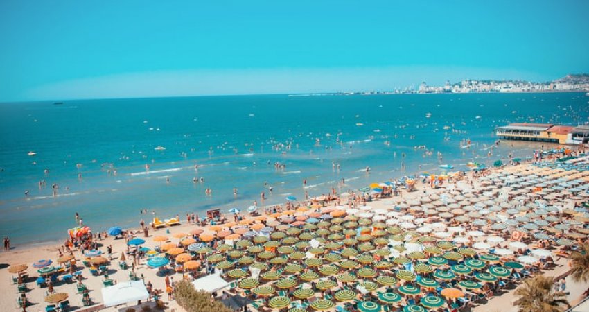 Kosovarët 'pushtojnë' Shqipërinë, fluks i madh në plazhin e Durrësit