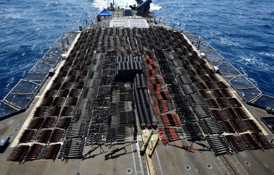 'Raketa ruse, mitraloza dhe pushkë kineze', marina amerikane sekuestron ngarkesën e armëve në Detin Arabik