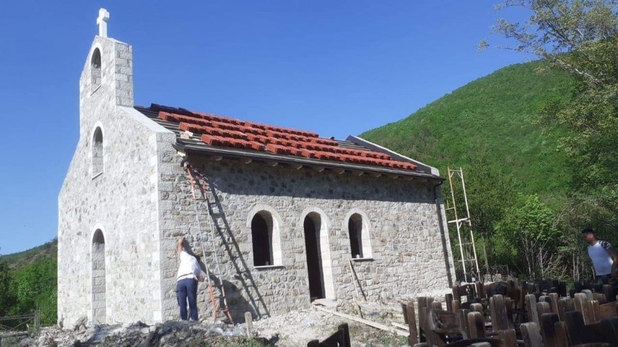 FOTO/ Shteti e harroi, emigranti rindërton kishën 2 shekullore në Mirditë