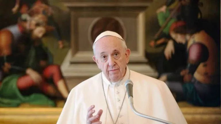 Papa Françesku: Mos i gjykoni të varfrit, ndihmojini