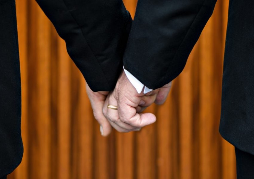 ‘Sfidë ndaj Vatikanit’/ Priftërinjtë gjermanë bekojnë çiftet homoseksuale