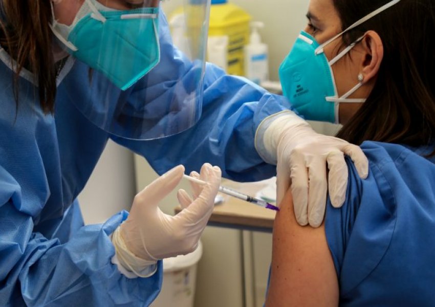 Itali/ 23 vjeçares i injektohen 6 doza të vaksinës Pfizer, ja gjendja e saj