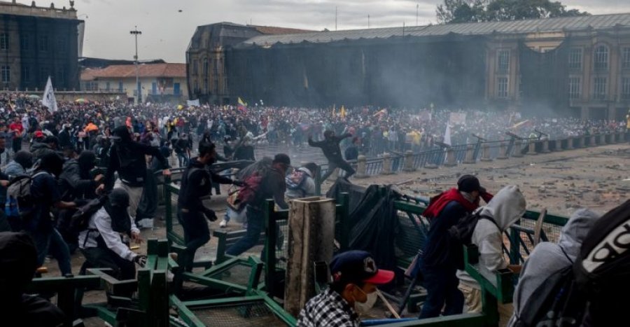 Protestat anti-qeveri në Kolumbi, qytetarët nuk stepen, paralajmërojnë mediat: Nuk dilet lehtë nga kjo situatë