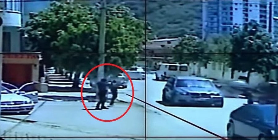 VIDEO/ Momenti i ekzekutimit të biznesmenit në Vlorë, autorit i bie kallashnikovi nga dora…
