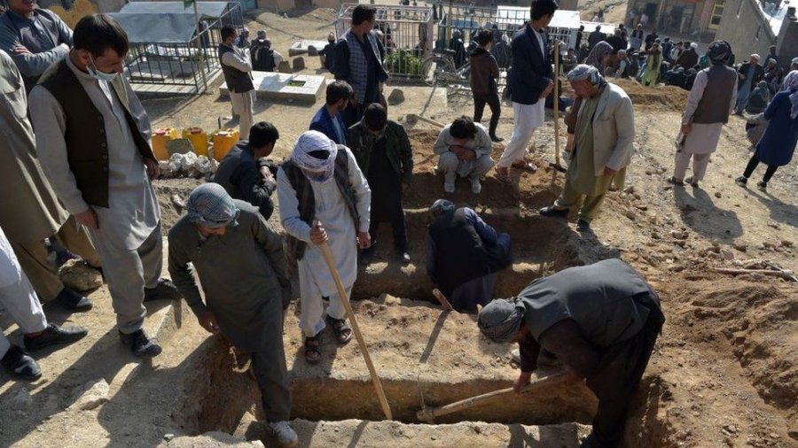 Sulmi në Kabul: Familjet varrosin fëmijët që ua vranë në shkollë me eksploziv