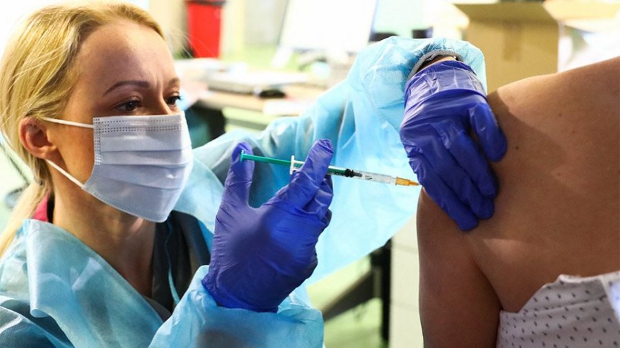 E rëndë/ Infermierja i injekton 23 vjeçares 6 doza të vaksinës Pfizer