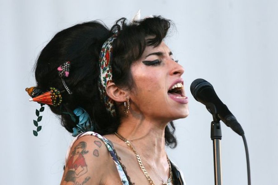  Ku do të shkojnë fitimet e rrobave që familja e Amy Winehouse nxori në ankand?