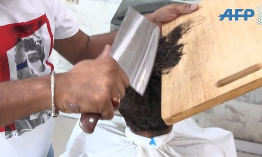 VIDEO/ Njihuni me berberin që ofron prerje flokësh me zjarr dhe hanxhar